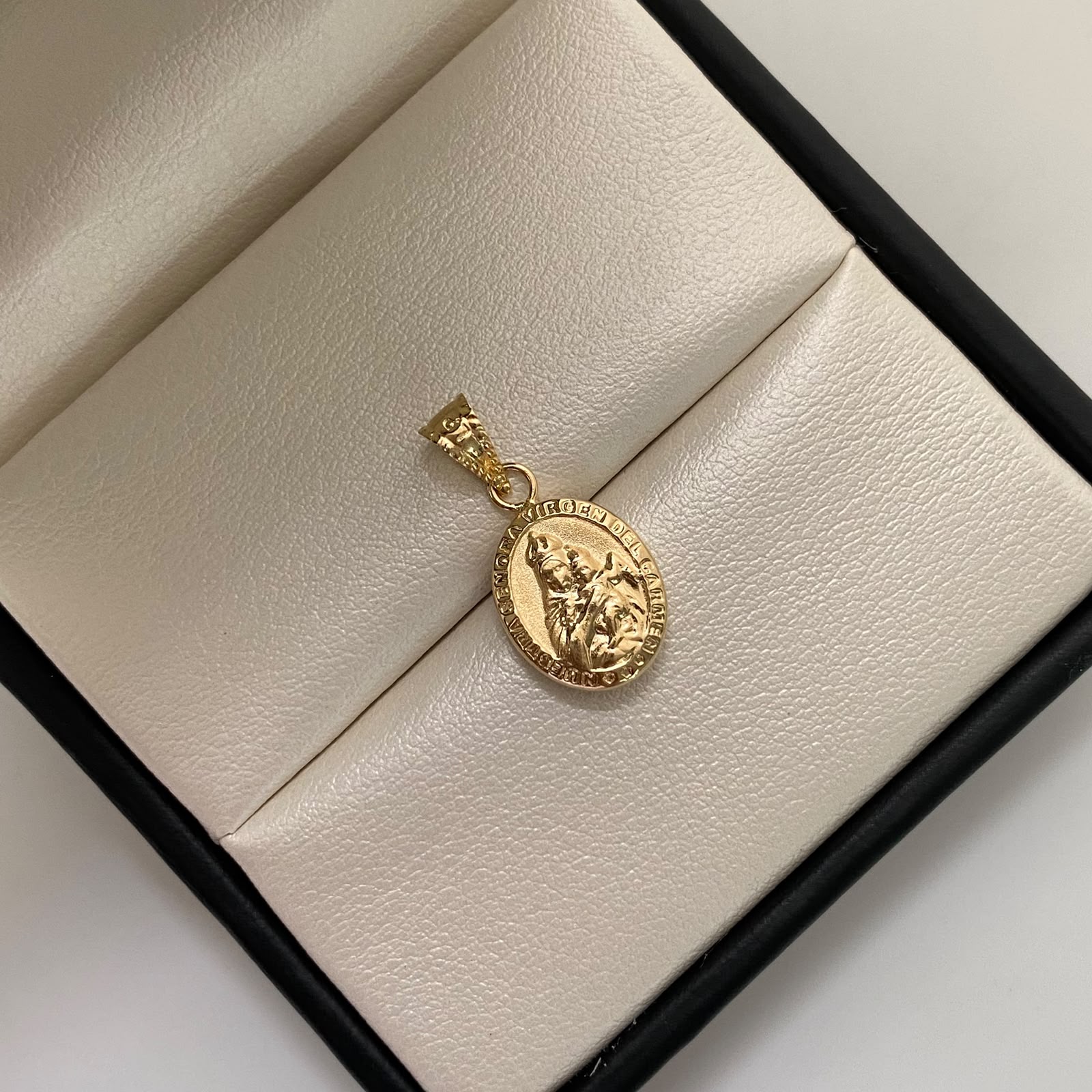 Dije Virgen del Carmen Oro amarillo 18k 0,95 Gr / 11,3 mm / 2,2 Cm