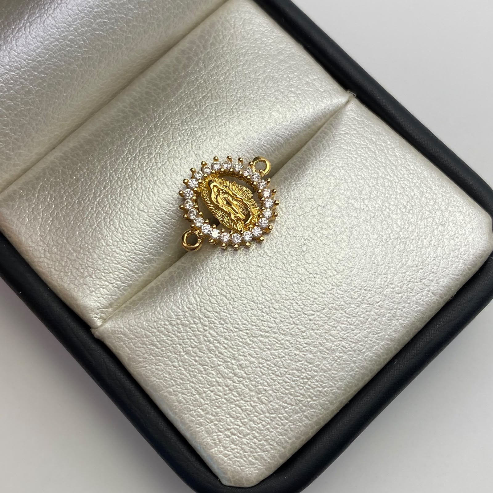 Herraje Virgen de Guadalupe Casting Blanco Oro amarillo 18k 1,3 Gr / 1,5 Cm