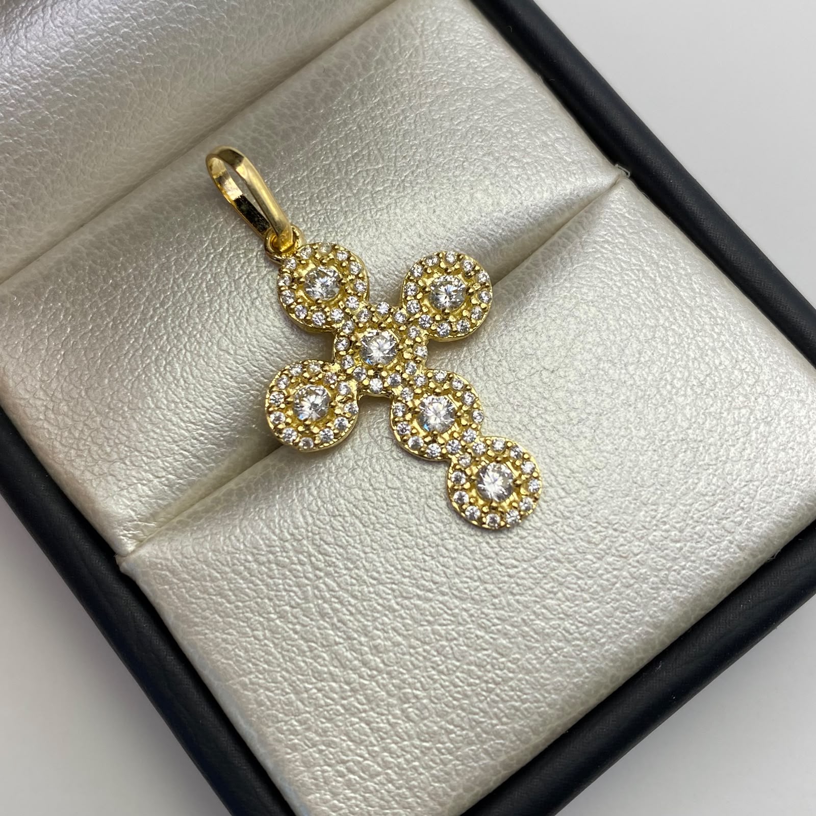 Dije Cruz Circones Blancos Oro amarillo 18k 2,3 Gr / 17,4 mm / 3,2 Cm