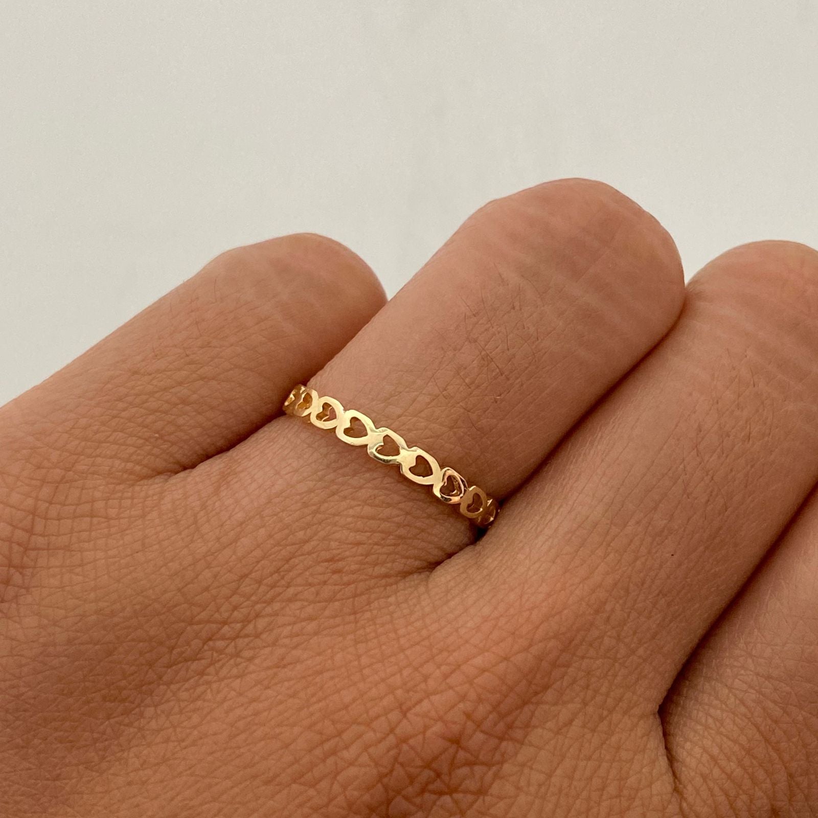 Anillo Corazon seguido Oro amarillo 18k / Talla 6 1/2 / 1,1 Gr / 2,5 mm
