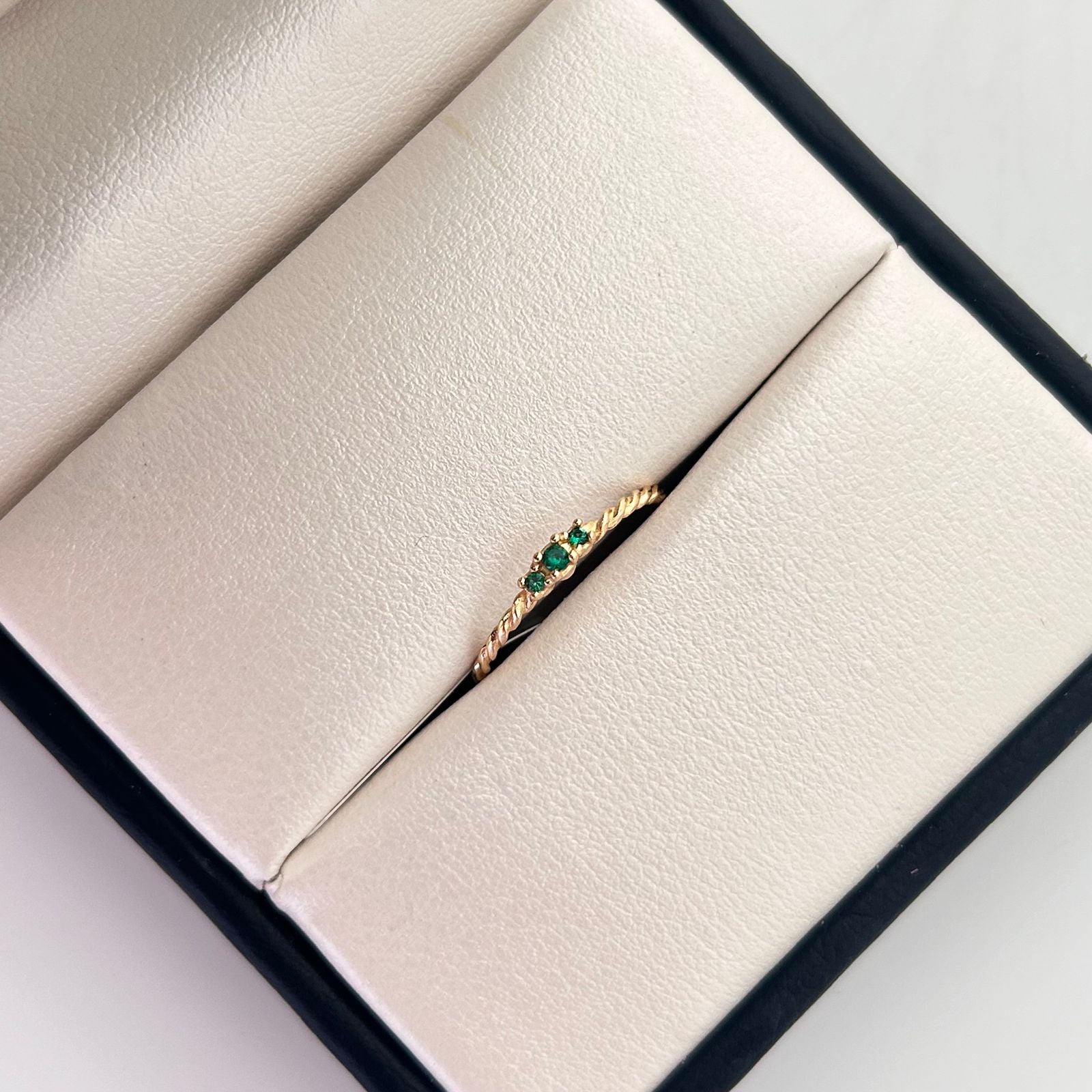 Anillo Trenzado Circones Verdes Oro amarillo 18k / Talla 7 / 0,85 Gr / 1,4 mm
