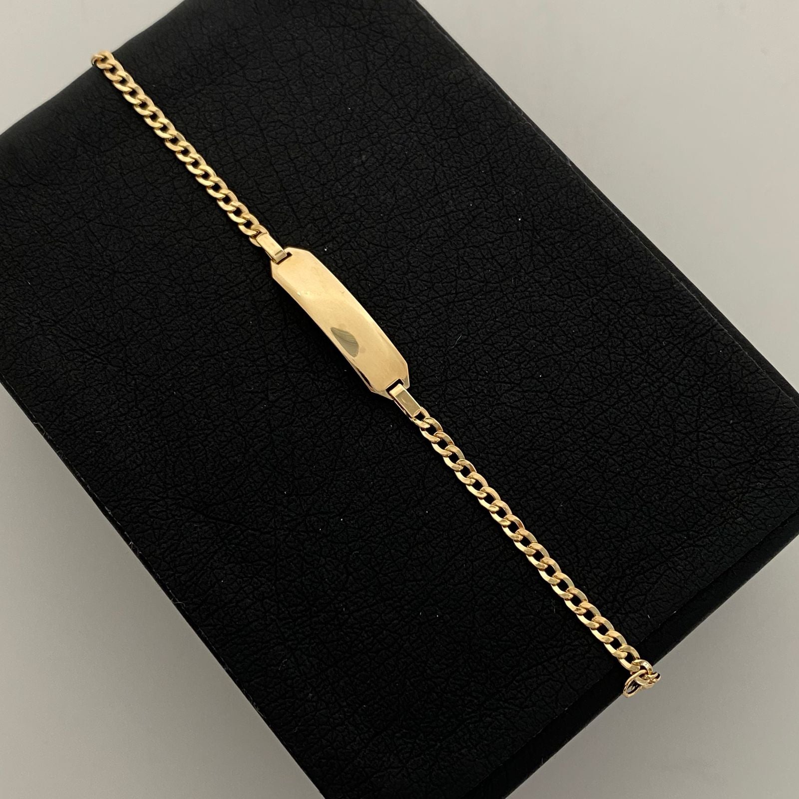 Pulso bebé It Cubana Placa Oro amarillo 18k 2,2 Gr / 2,4 mm / 15,4 Cm