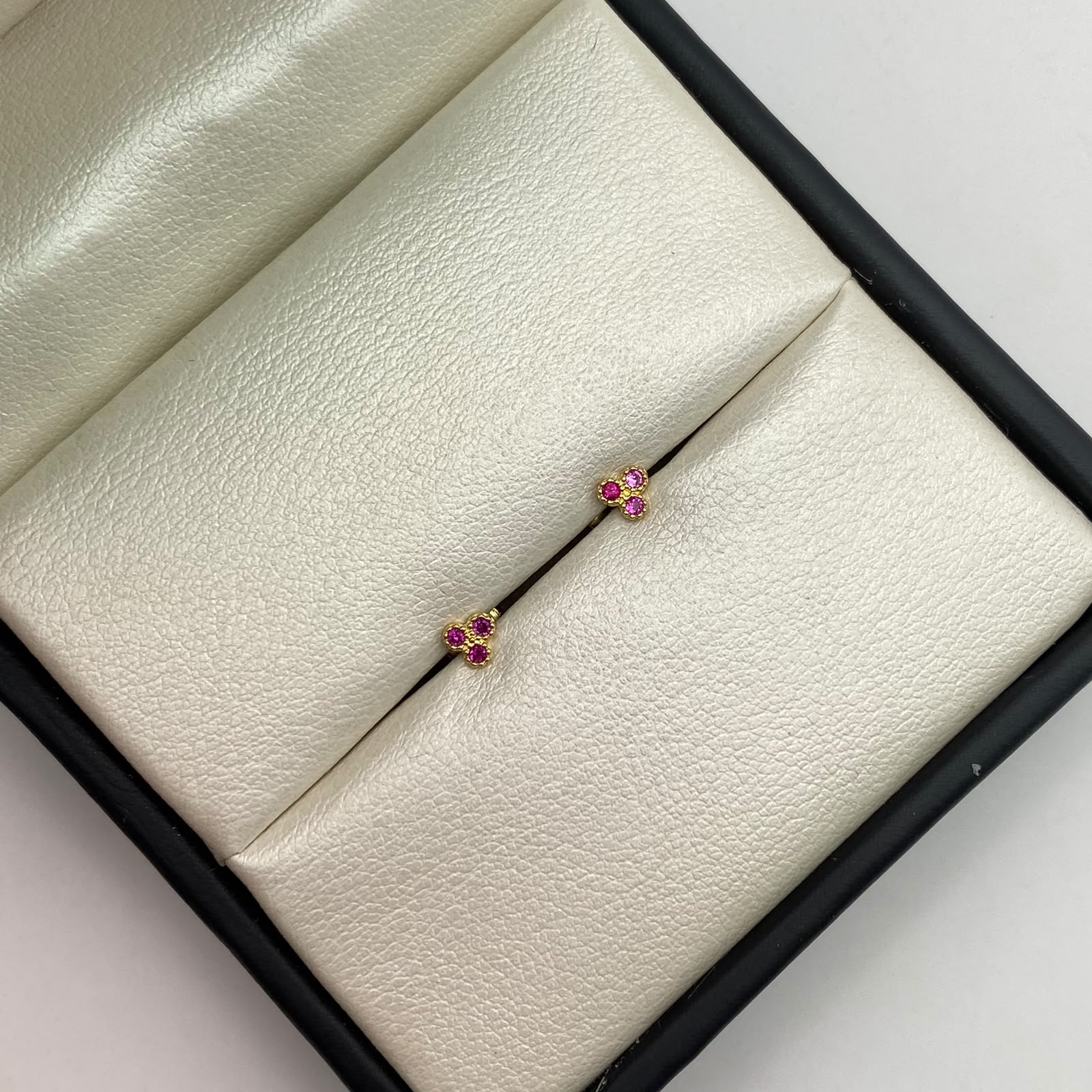 Topos Tres circones fucsias Oro amarillo 18k 0,55 Gr / 4,0 mm
