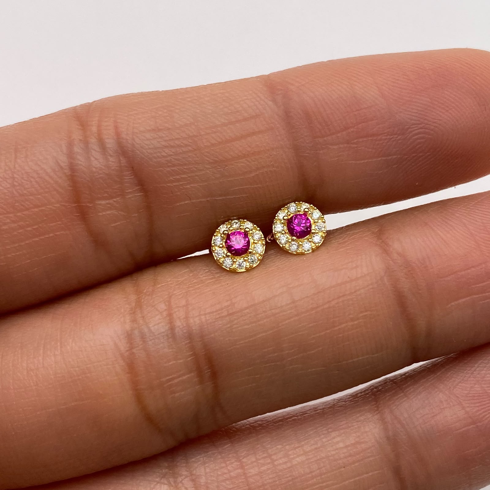 Topos Circulo borde blanco y centro fucsia Oro amarillo 18k 0,75 Gr / 5,4 mm
