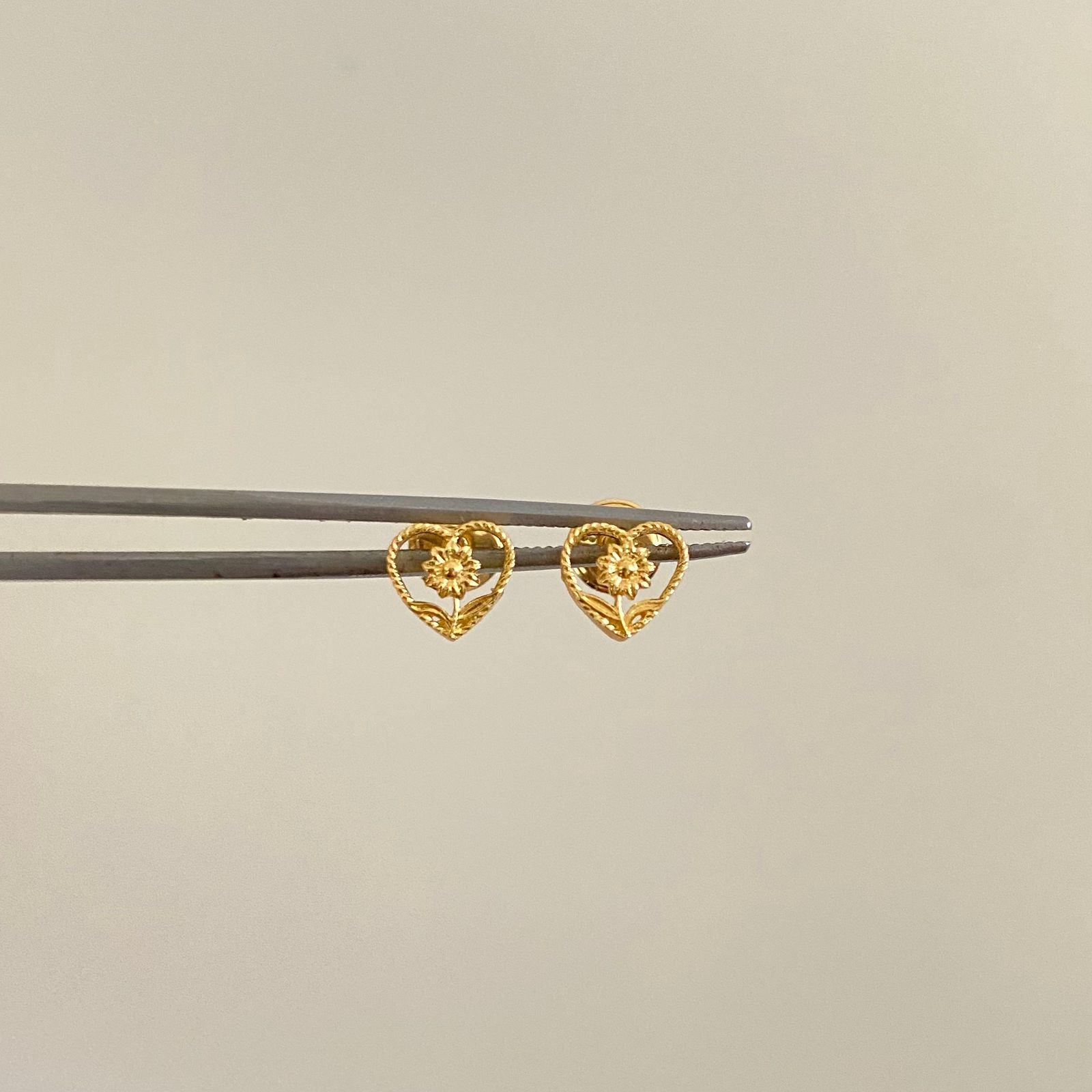 Topos silueta corazón flor central Oro amarillo 18k 0,9 Gr / 6,8 mm