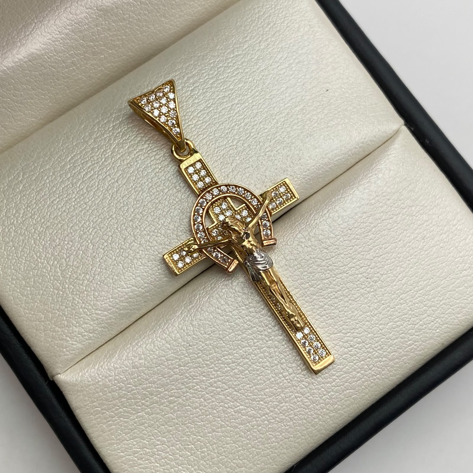 Dije cruz cristo herradura circones blancos Tres oros 18k 4,35 Gr / 20,52 mm / 5 Cm