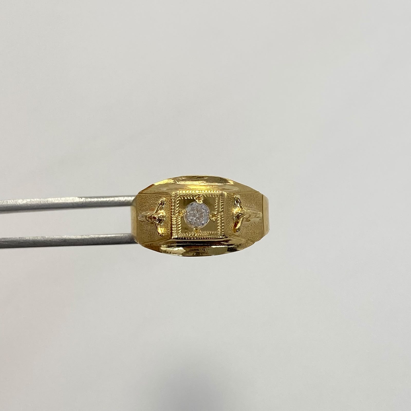 Anillo Troquel cristo circon blanco Oro amarillo 18k / Talla 10 / 2,55 Gr / 3,7 mm