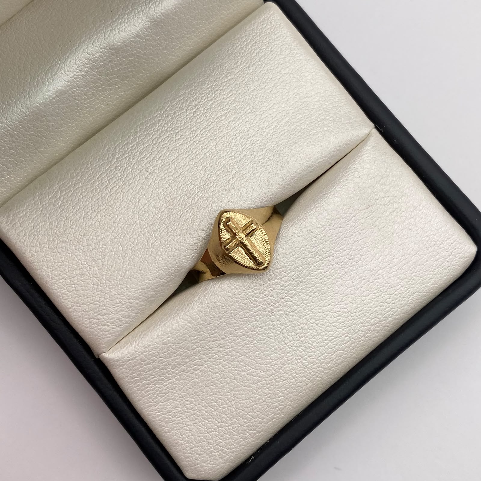 Anillo Troquel cruz  Oro amarillo 18k / Talla 7 3/4 / 1,55 Gr / 2,6 mm