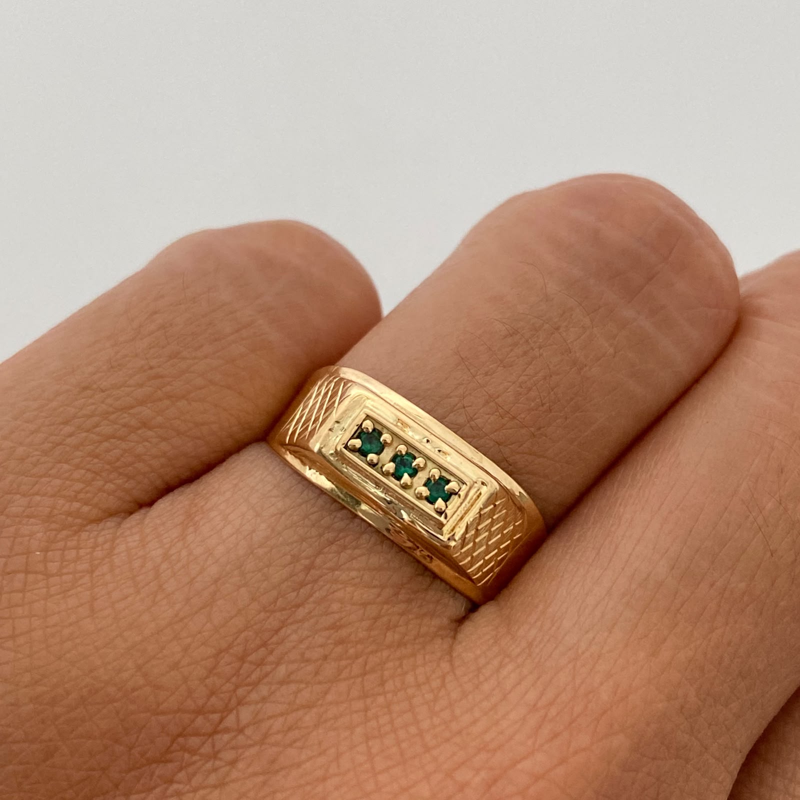 Anillo Toquel Tres Circones Verde Oro amarillo 18k / Talla 7 / 1,9 Gr / 4,4 mm