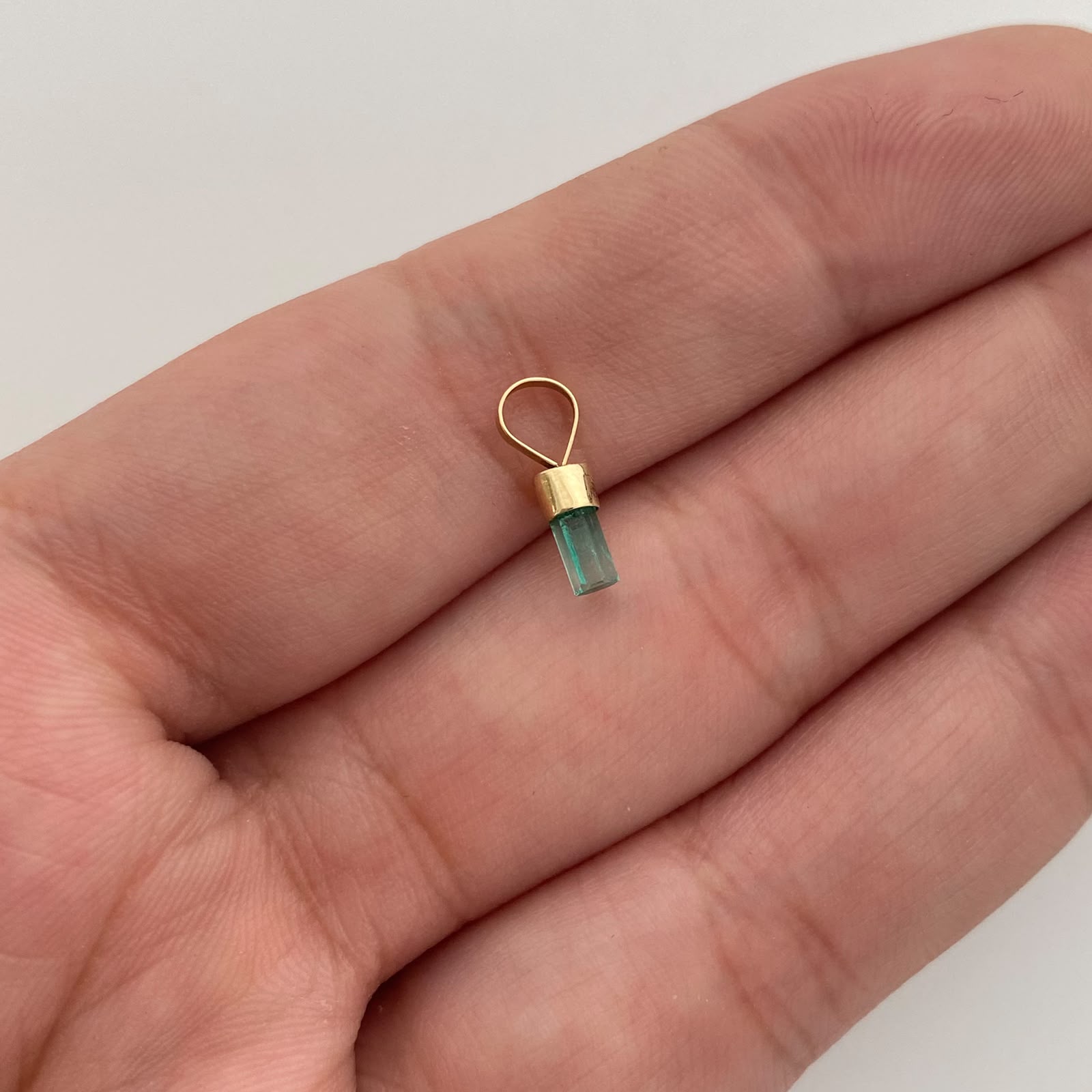 Dije Canutillo de Esmeralda Oro amarillo 18k 0,15 Gr / 2,7 mm / 1,1 Cm
