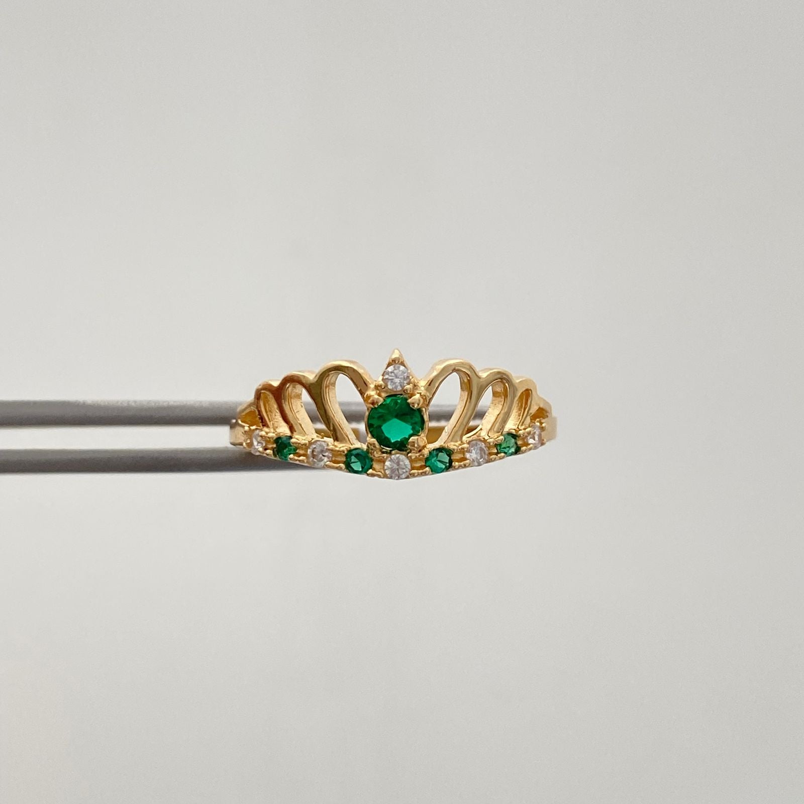 Anillo 15 corona con circones verdes y blancos  Oro amarillo 18k / Talla 7 3/4 / 2,35 Gr