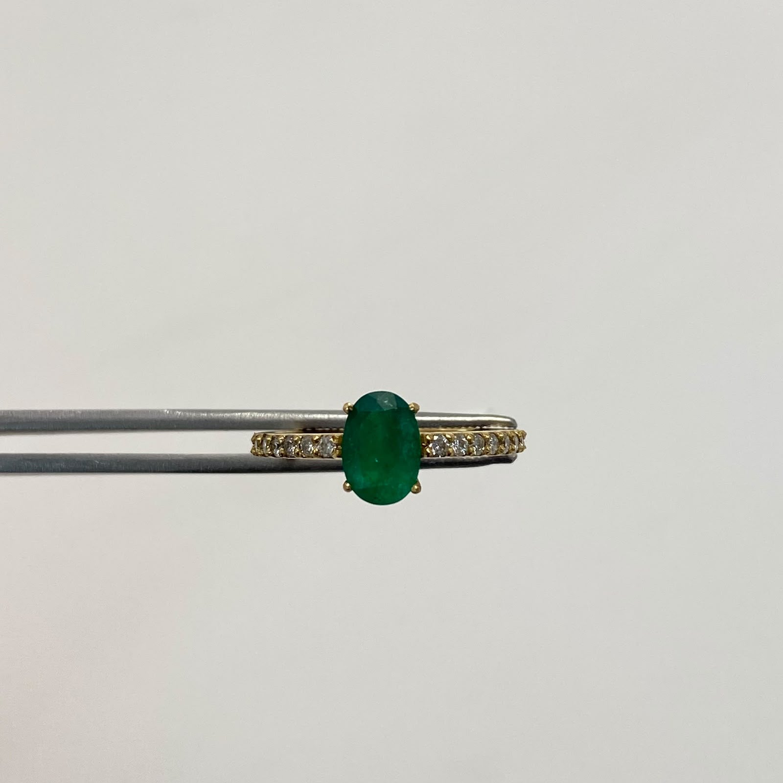 Anillo solitario esmeralda 0.94qt diamantes 0.33qt  Oro amarillo / Talla 7 1/4 / 2,7 Gr