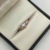 Anillo Solitario diamante corazon (POR FABRICACION) y diamantes laterales Oro rosa 18k / Talla 7 / 2,7 Gr / 2,6 mm