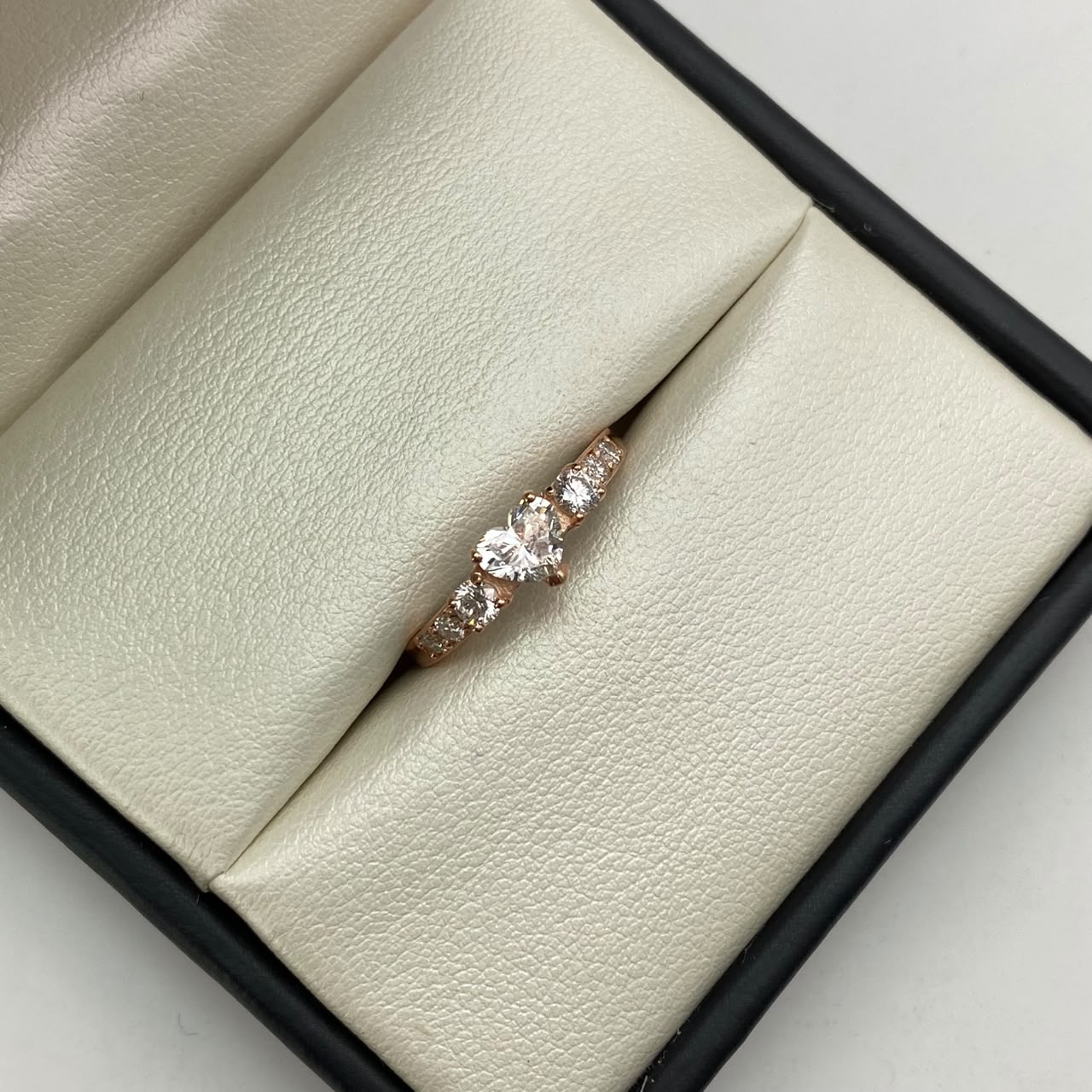 Anillo Solitario diamante corazon (POR FABRICACION) y diamantes laterales Oro rosa 18k / Talla 7 / 2,7 Gr / 2,6 mm