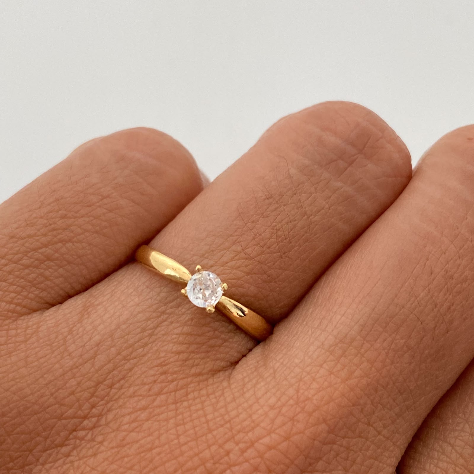 Anillo Solitario Oro amarillo 18k / Talla 5 3/4 / 1,15 Gr / 1,5 mm