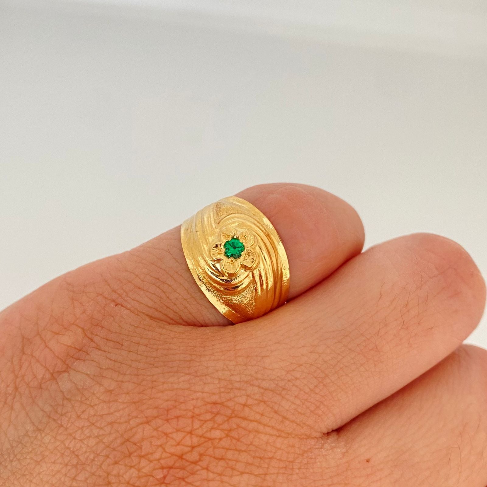 Anillo flor circon verde curvas Oro amarillo 18k / Talla 5 3/4 / 1,95 Gr