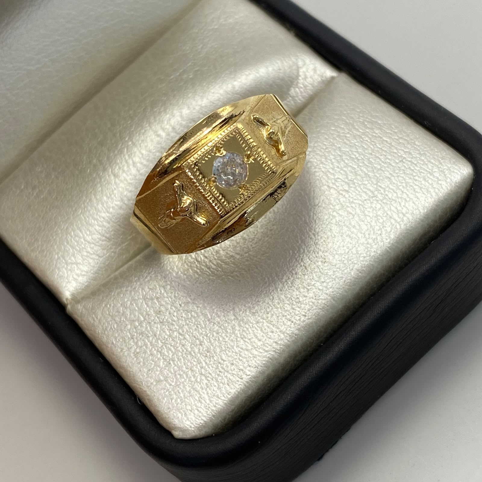 Anillo Troquel cristo circon blanco Oro amarillo 18k / Talla 10 / 2,55 Gr / 3,7 mm