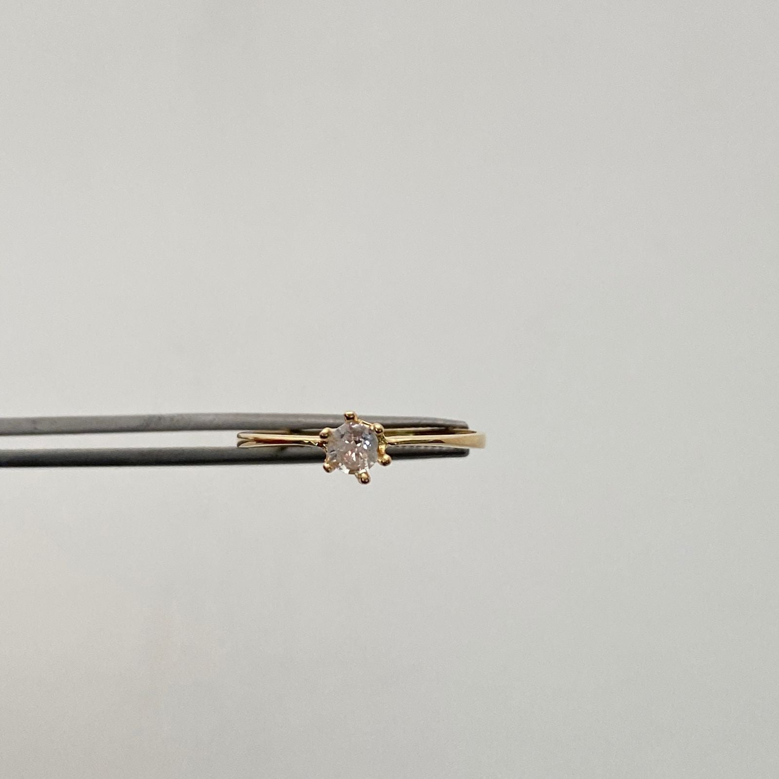 Anillo Solitario Oro amarillo 18k / Talla 71/4 / 1,1 Gr / 1,3 mm