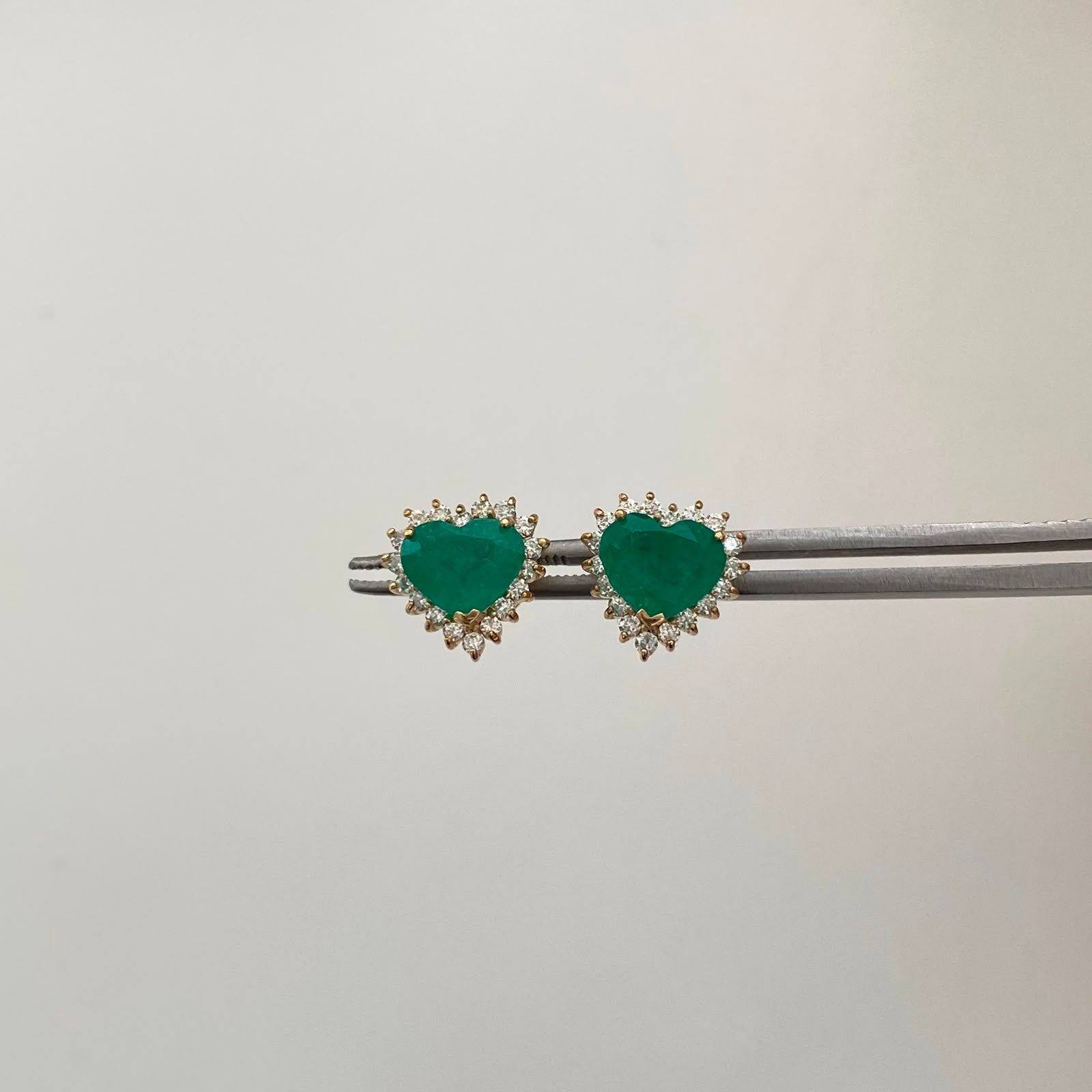 Topos Corazon 2.67 qt de esmeralda y 12.6 de moissanitas Oro amarillo 18k 3,8 Gr / 11,7 mm