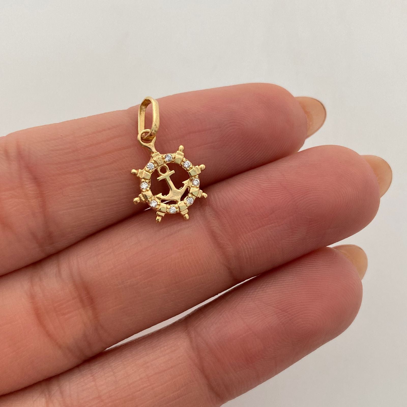 Dije Timon y ancla circones blancos Oro amarillo 18k 1 Gr / 11,6 mm / 1,51 Cm