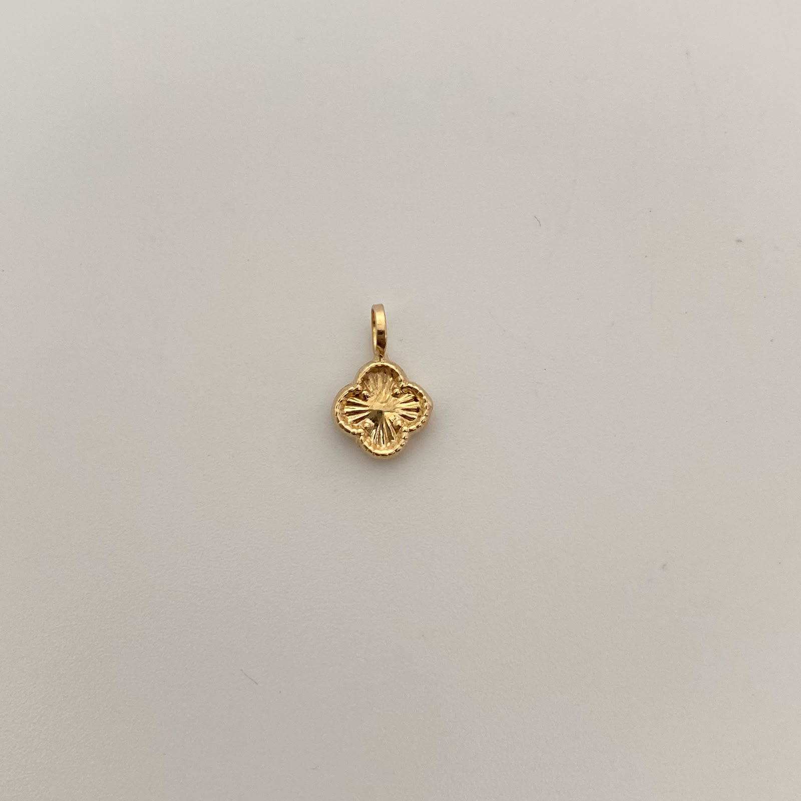 Dije Trebol Diamantado Oro amarillo 18k 0,4 Gr / 8,5 mm / 1,2 Cm