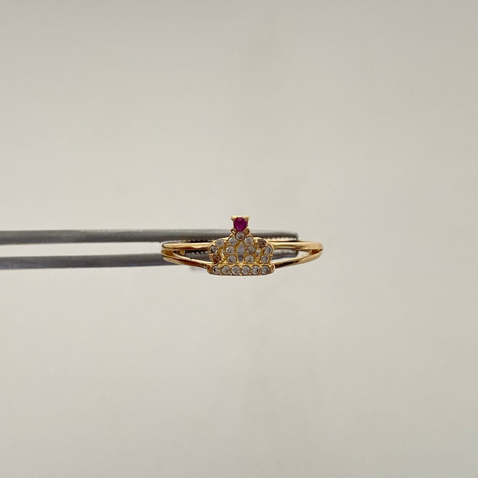 Anillo 15 Corona Circon fucsia Oro amarillo 18k / Talla 6 1/2 / 2,05 Gr
