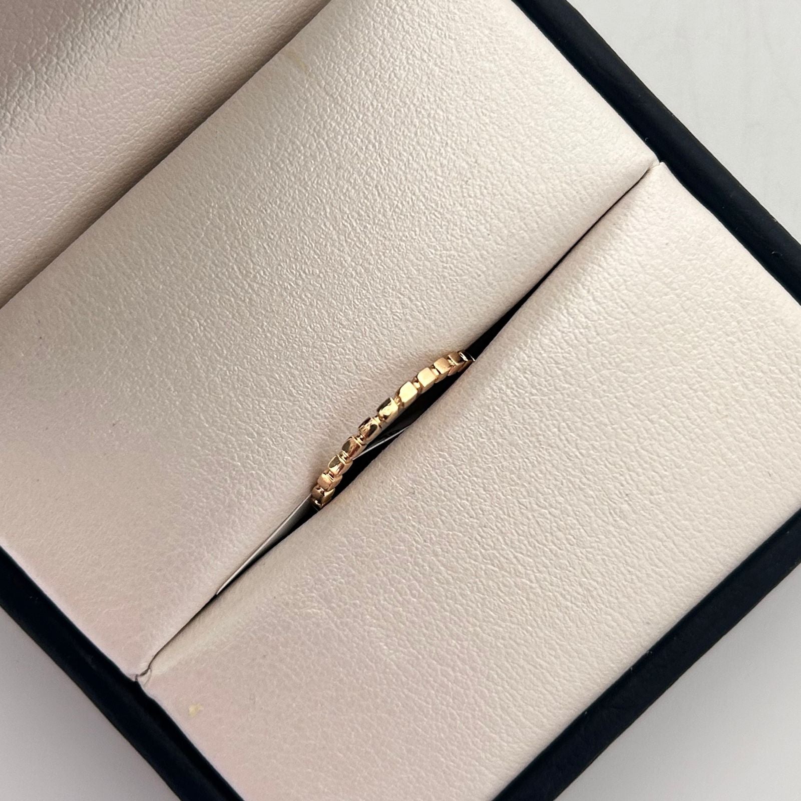 Anillo Fila Cuadritos Oro amarillo 18k / Talla 5 / 1,45 Gr / 1,4 mm