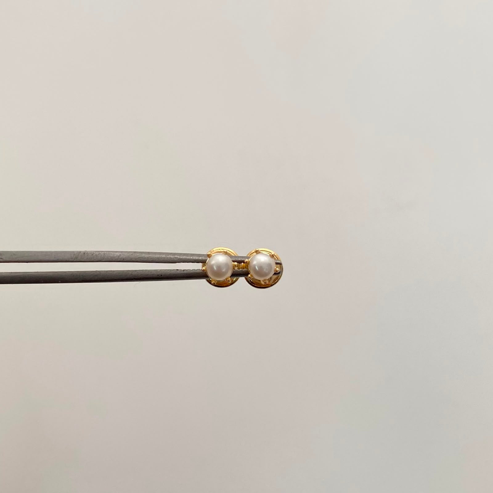 Topos Perla Oro amarillo 18k 0,6 Gr / 4 mm