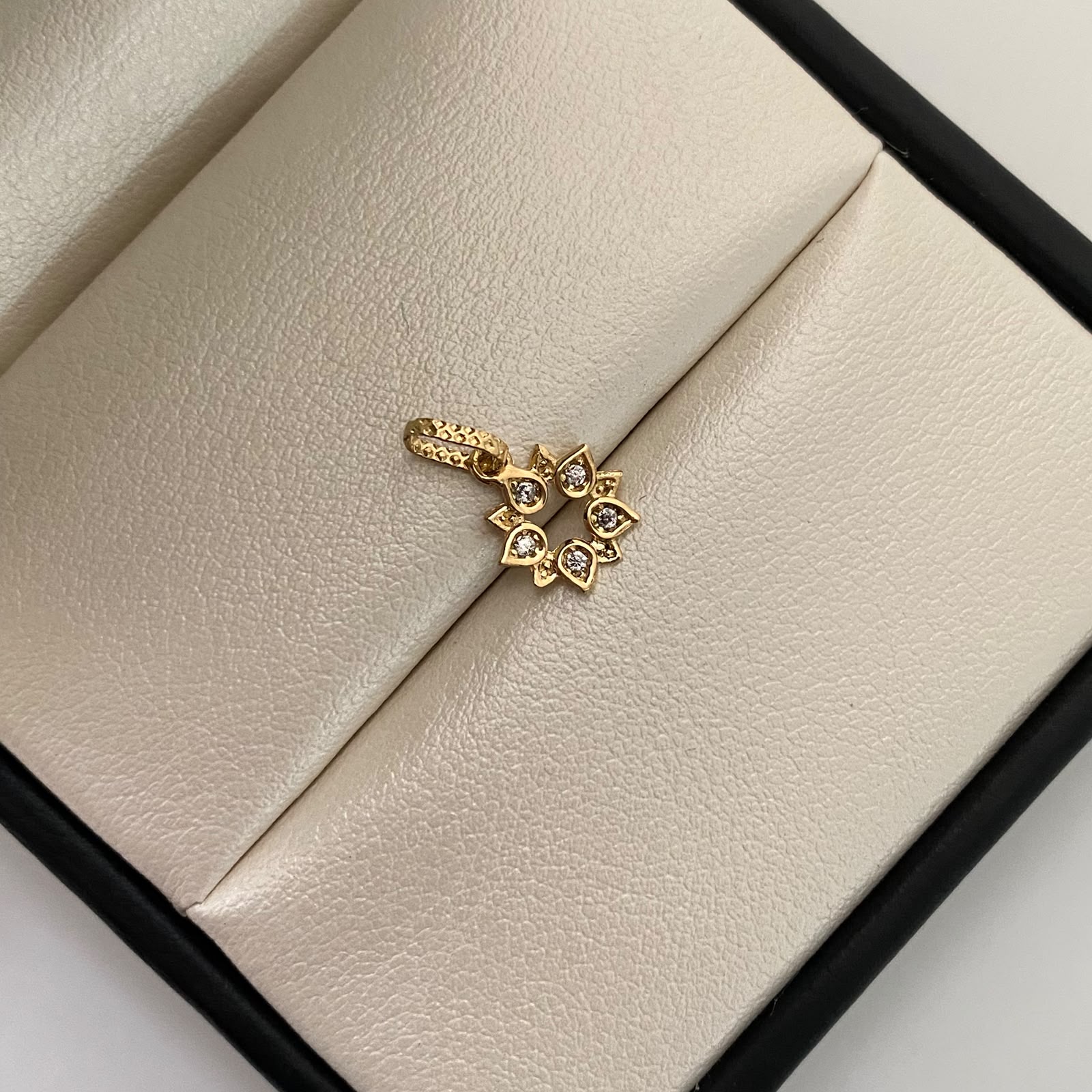 Dije Flor Casting Oro amarillo 18k 0,5 Gr / 8,9 mm / 1,6 Cm