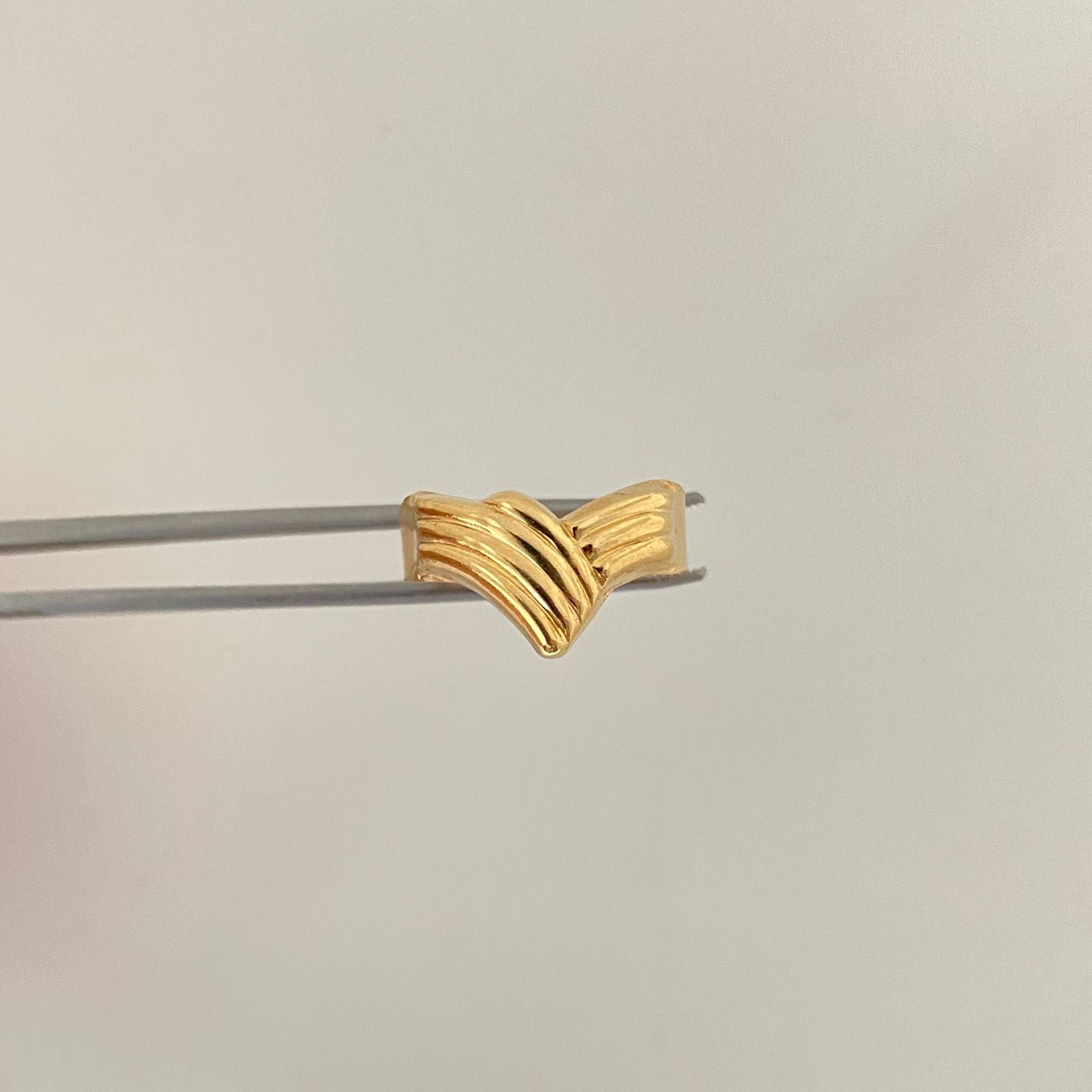 Anillo troquel lineas terminado en punta Oro amarillo 18k / Talla 6 1/2 / 1,70 Gr
