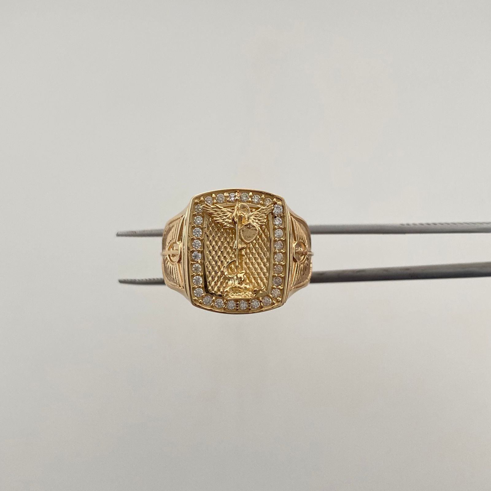 Anillo San miguel arcangel cuadrado circones blancos Oro amarillo 18k / Talla 9 1/2 / 7 Gr / 7,5 mm