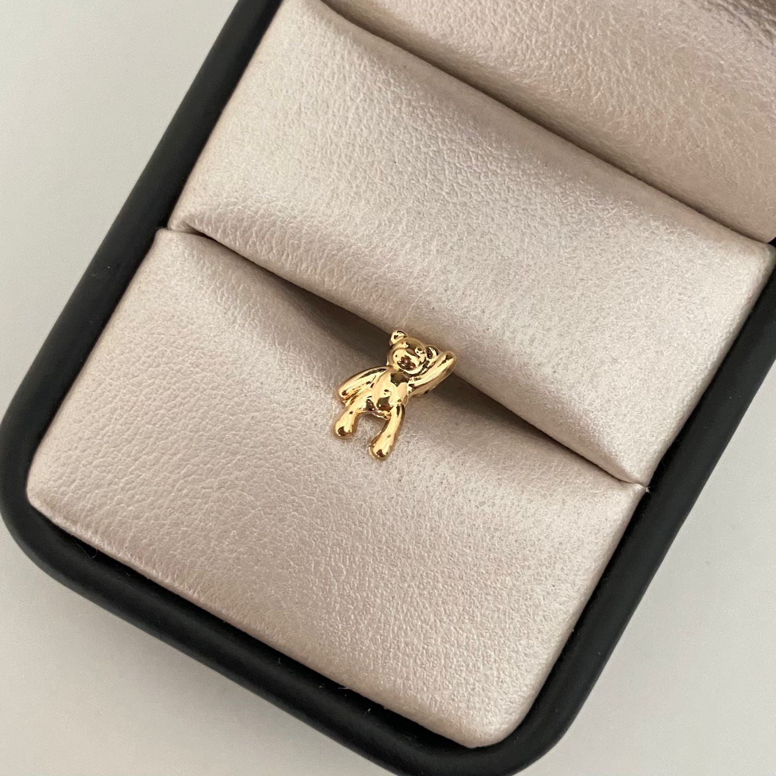 Dije oso mano alzada mini Oro amarillo 18k 0,45 Gr / 1,0 Cm