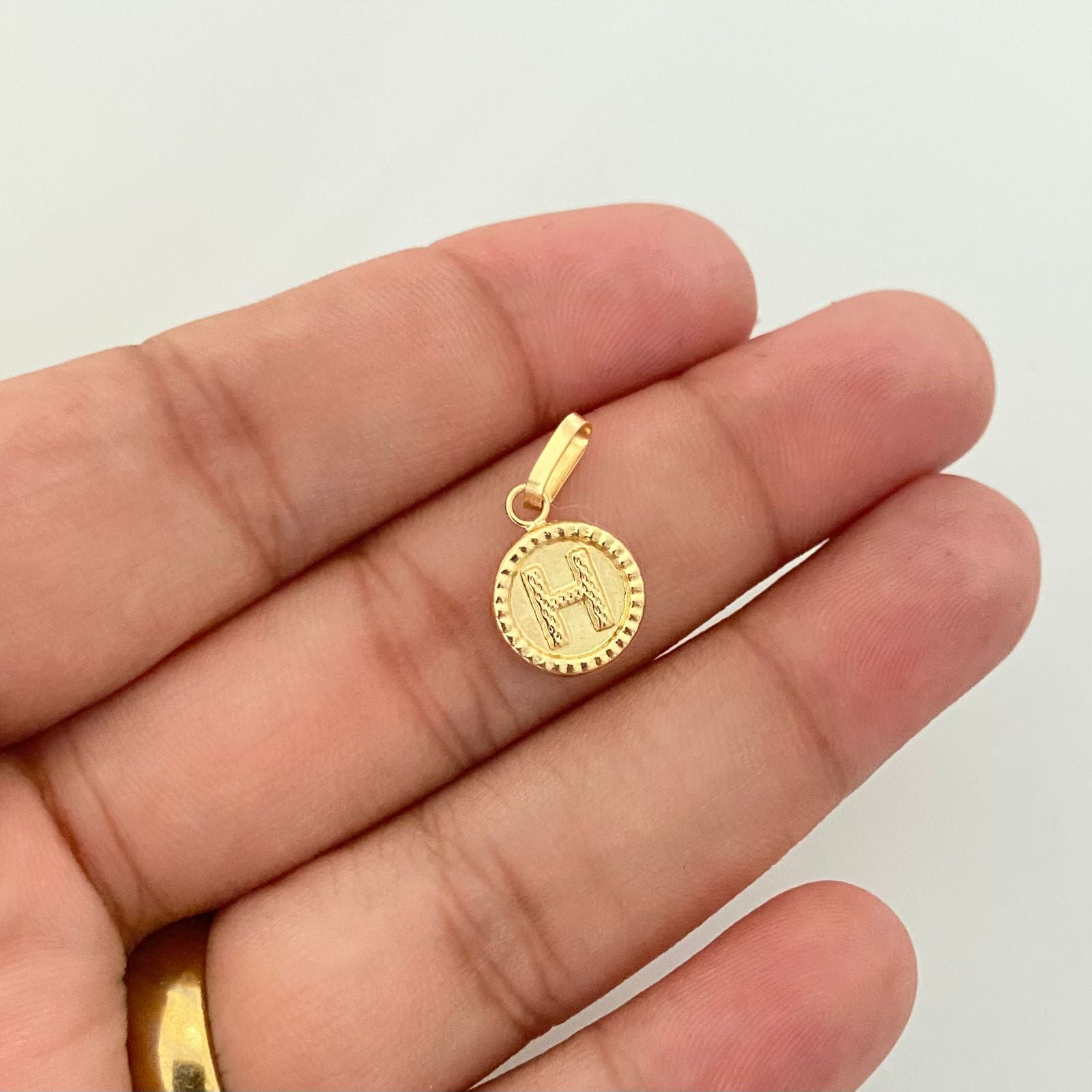 Dije letra H Oro amarillo 18k 0,65 Gr / 2,0 Cm
