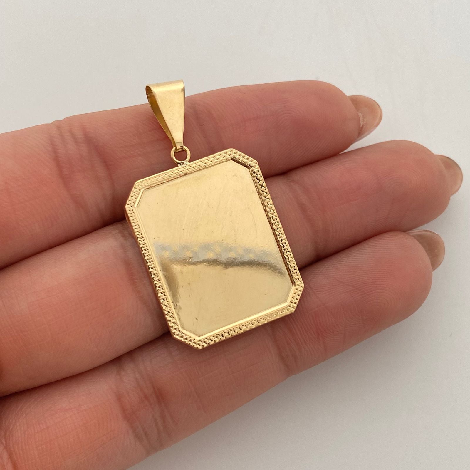 Dije placa borde diamnatado  Oro amarillo 18k 2,1 Gr / 19,6 mm / 3,6 Cm