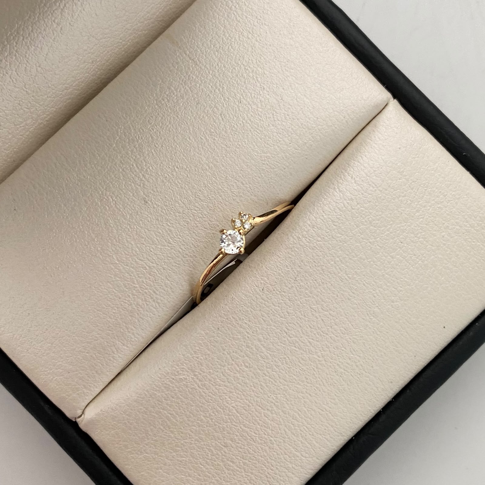 Anillo Solitario Oro amarillo 18k / Talla 7 1/2 / 0,8 Gr / 0,9 mm