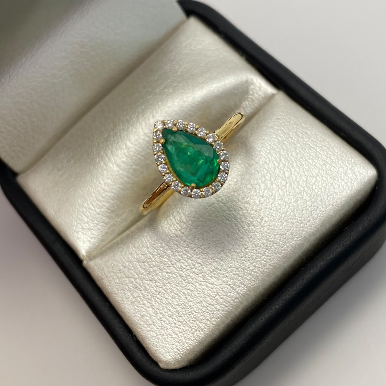 Anillo gota esmeralda 0.86 qt rededor diamantes 0.26qt Oro amarillo / Talla 8 / 3,5 Gr