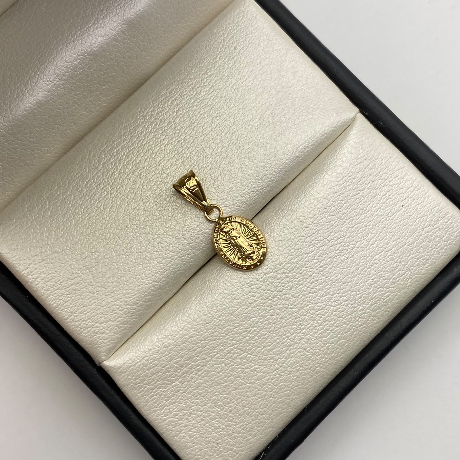 Dije virgen guadalupe Oro amarillo 18k 0,5 Gr / 8,12 mm / 2 Cm