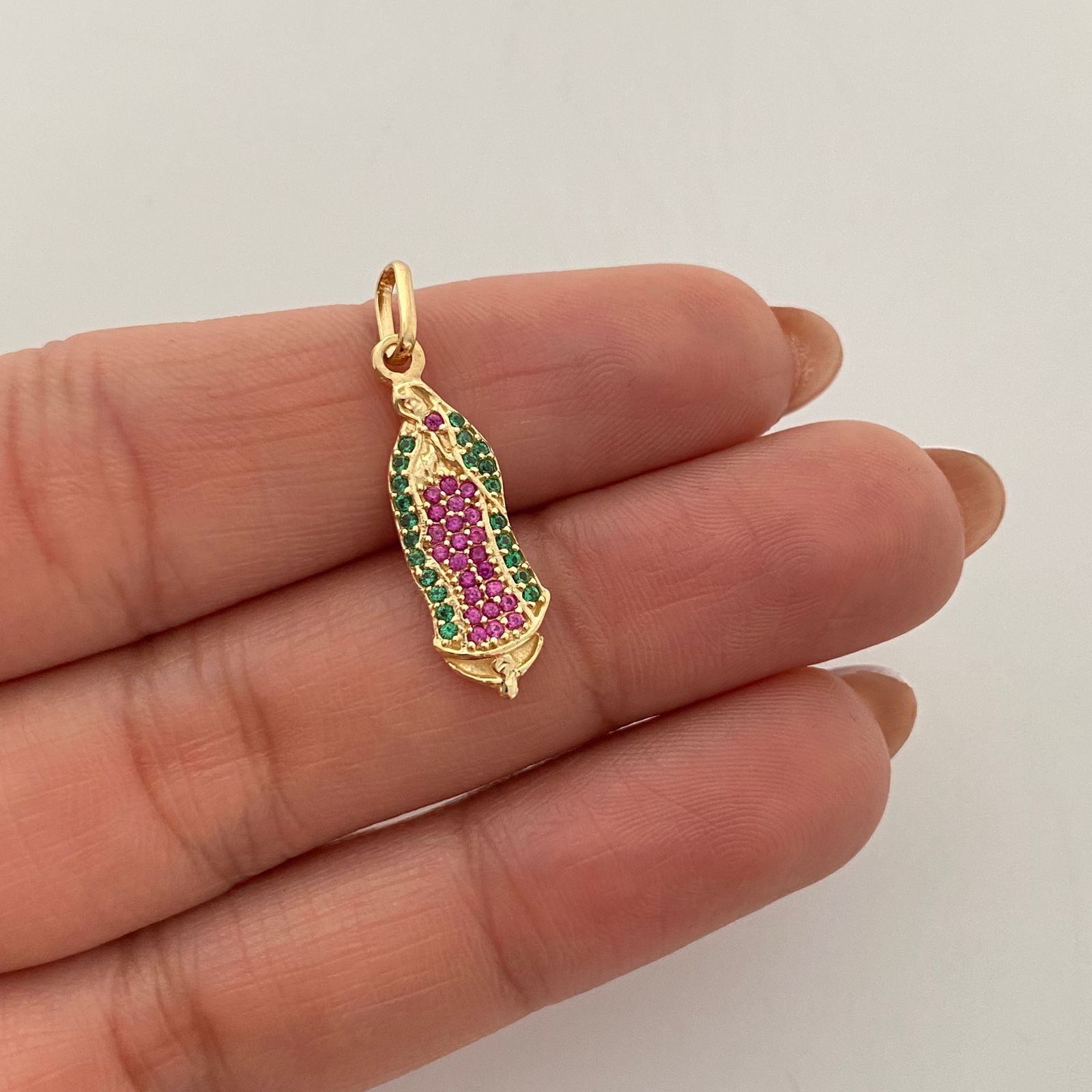 Dije silueta virgen de guadalupe con cirones verdes y fucsias  Oro amarillo 18k 1,75 Gr / 7,15 mm / 2,7 Cm