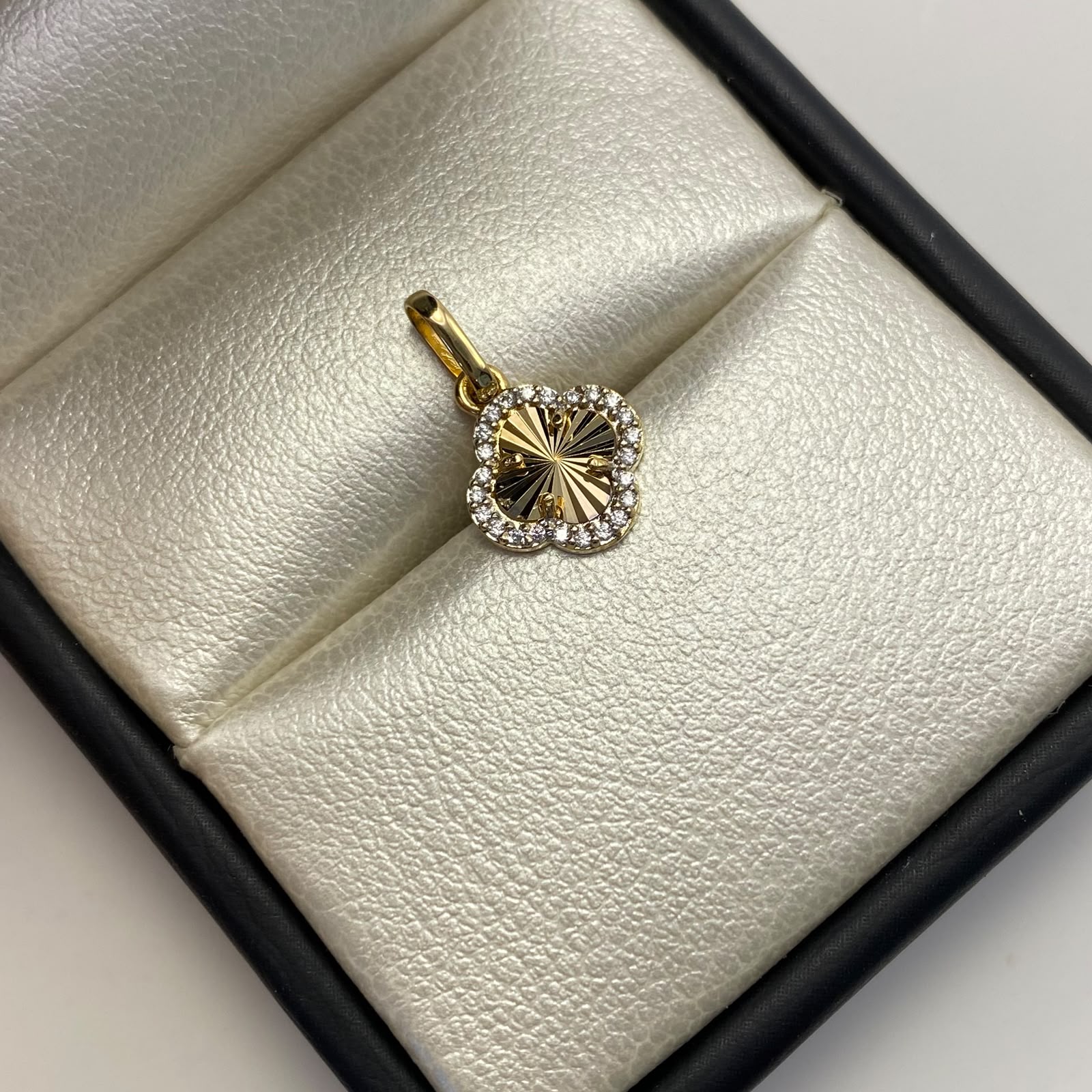 Dije Trebol diamantado borde circones blancos Oro amarillo 18k 0,65 Gr / 9,5 mm / 1,5 Cm