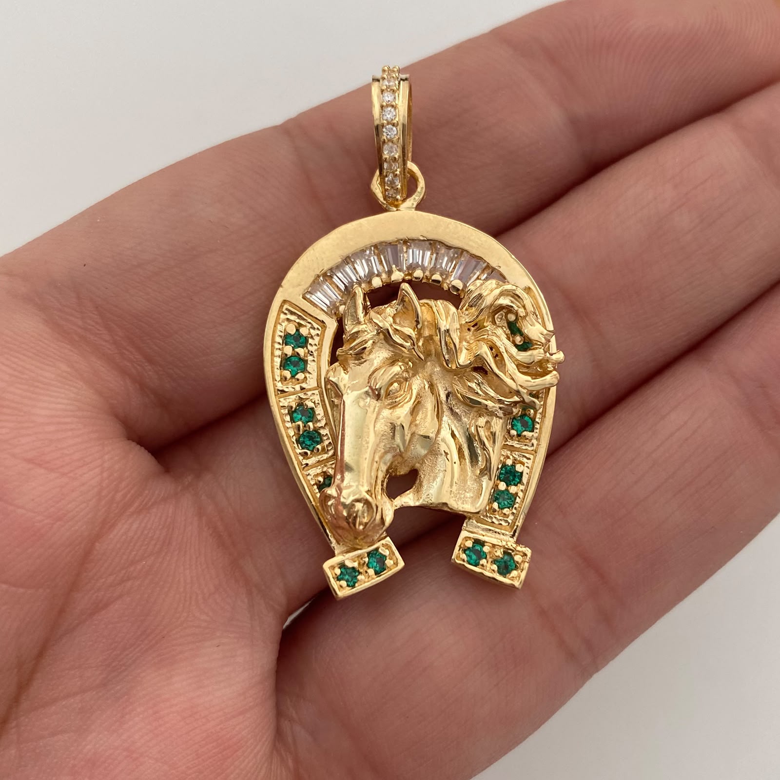 Dije Herradura Casting Verde y Blanco Oro amarillo 18k 8,5 Gr / 21,7 mm / 3,8 Cm