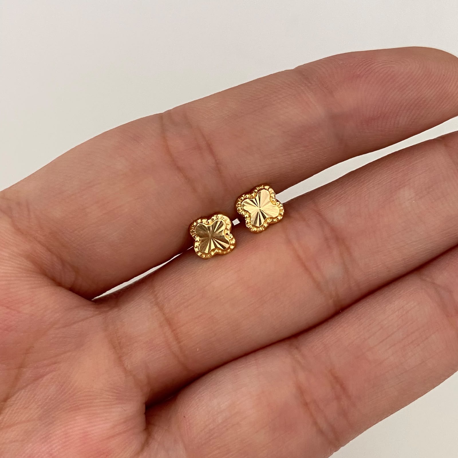 Topos Trebol Diamantado Oro amarillo 18k 0,55 Gr / 5,2 mm