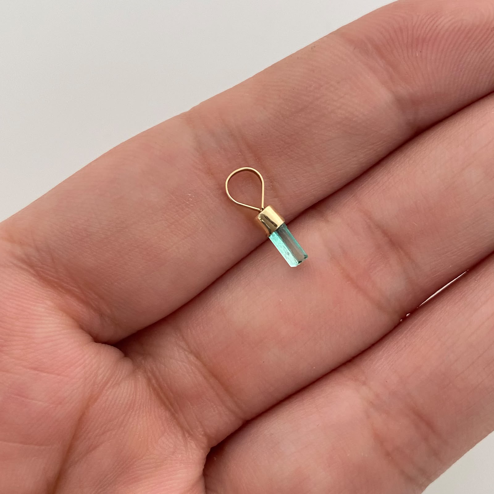 Dije Canutillo de Esmeralda Oro amarillo 18k 0,15 Gr / 2 mm / 1,1 Cm