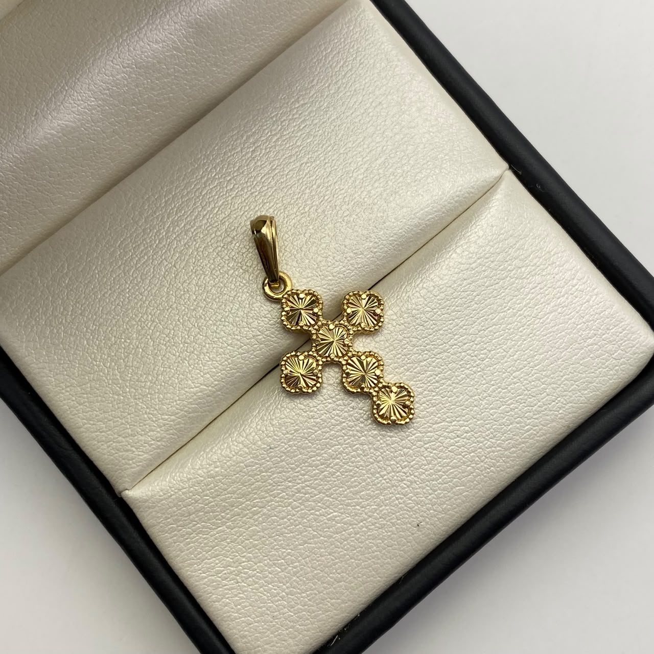 Dije Trebol diamantado Oro amarillo 18k 2,5 Gr / 15,8 mm / 3 Cm