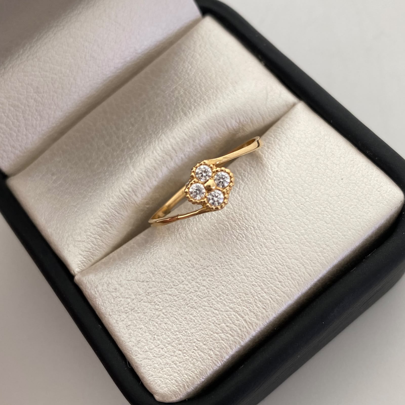 Anillo Trebol Blanco Oro amarillo 18k / Talla 8 / 1,1 Gr / 1,3 mm