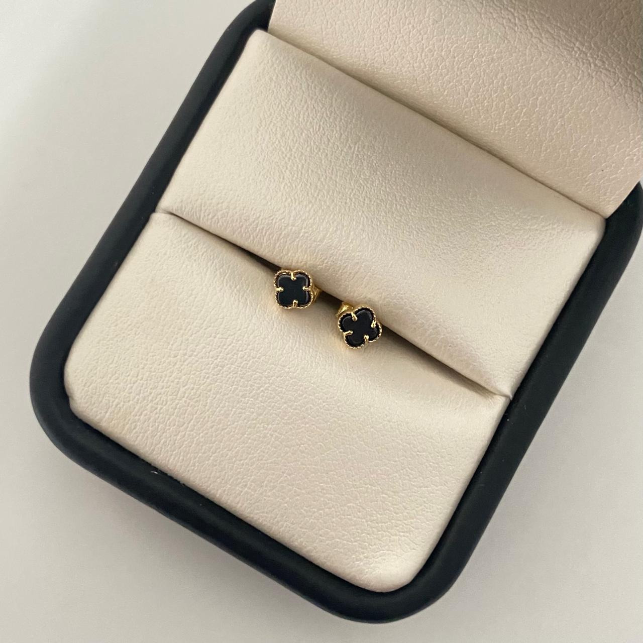 Topos It trebol fondo negro Oro amarillo 18k +4 / 0,85 Gr / 4,0 mm