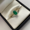 Anillo solitario esmeralda 0.94qt diamantes 0.33qt  Oro amarillo / Talla 7 1/4 / 2,7 Gr