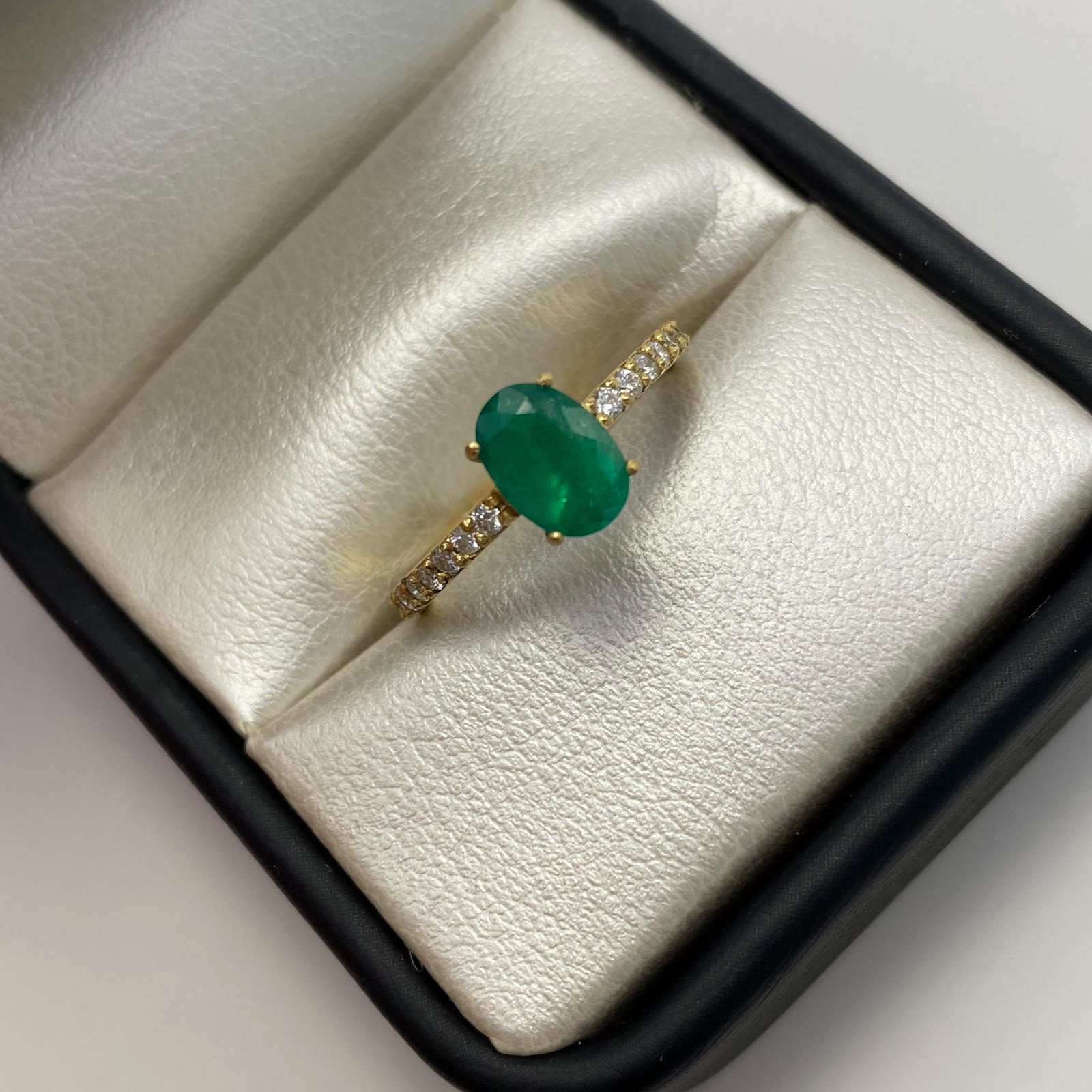 Anillo solitario esmeralda 0.94qt diamantes 0.33qt  Oro amarillo / Talla 7 1/4 / 2,7 Gr