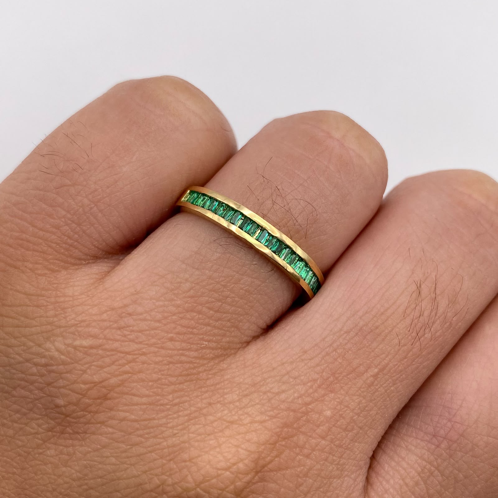 Anillo churumbela circones verdes Oro amarillo 18k / Talla 8 / 2,35 Gr / 2,03 mm
