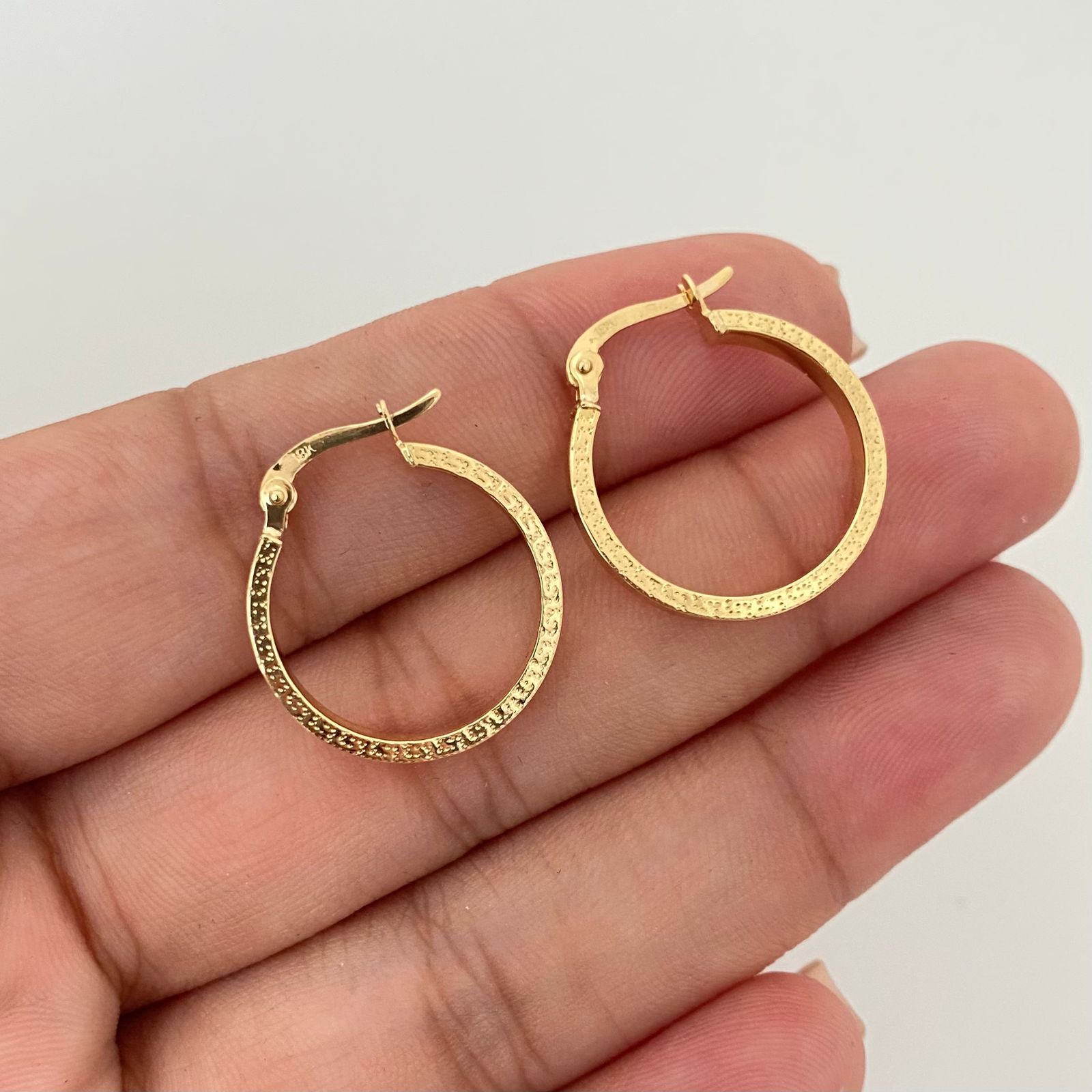 Candonga candonga lisa grabado vs Oro amarillo 18k 1,65 Gr / 2,2 Cm