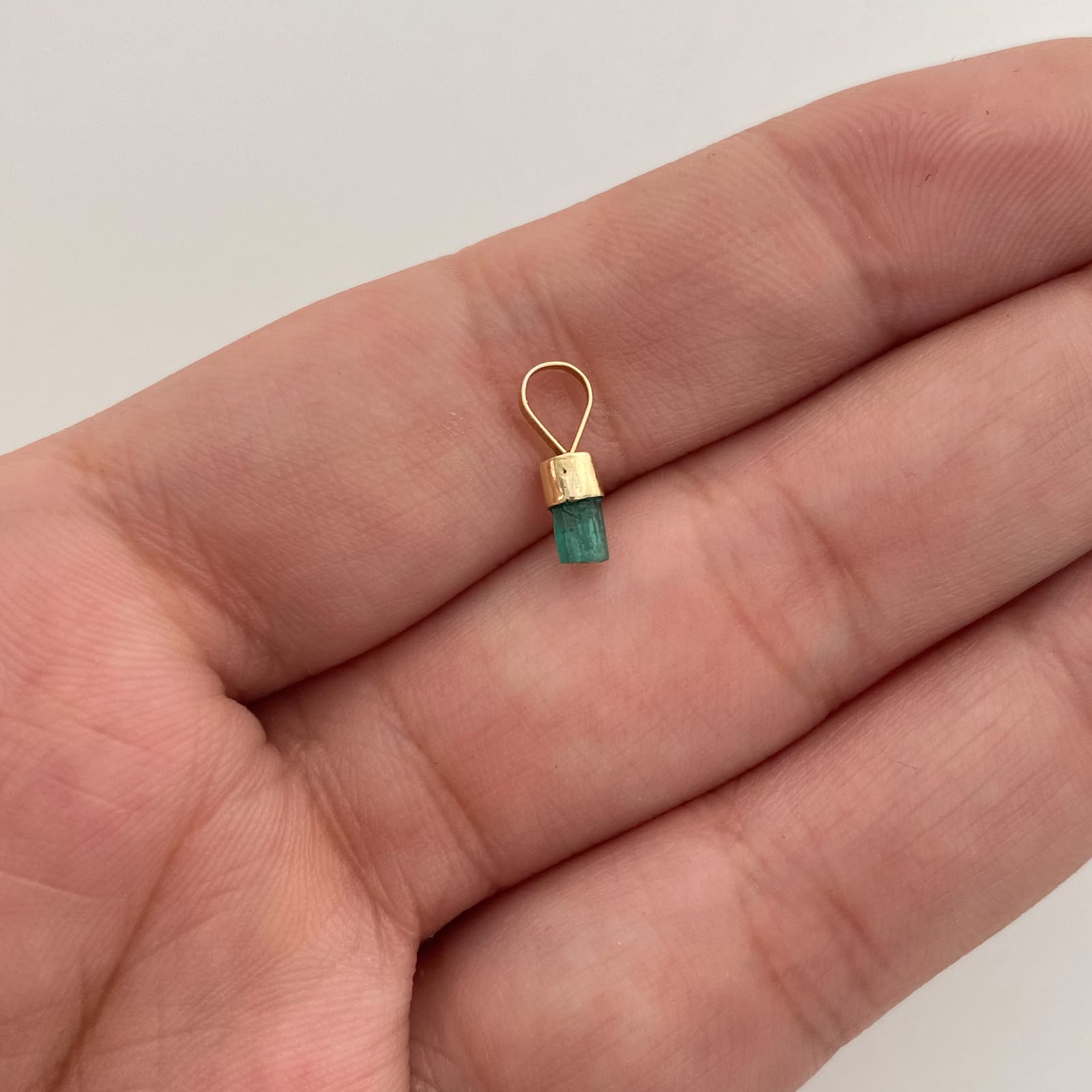 Dije Canutillo de Esmeralda Oro amarillo 18k 0,15 Gr / 2,2 mm / 1,1 Cm